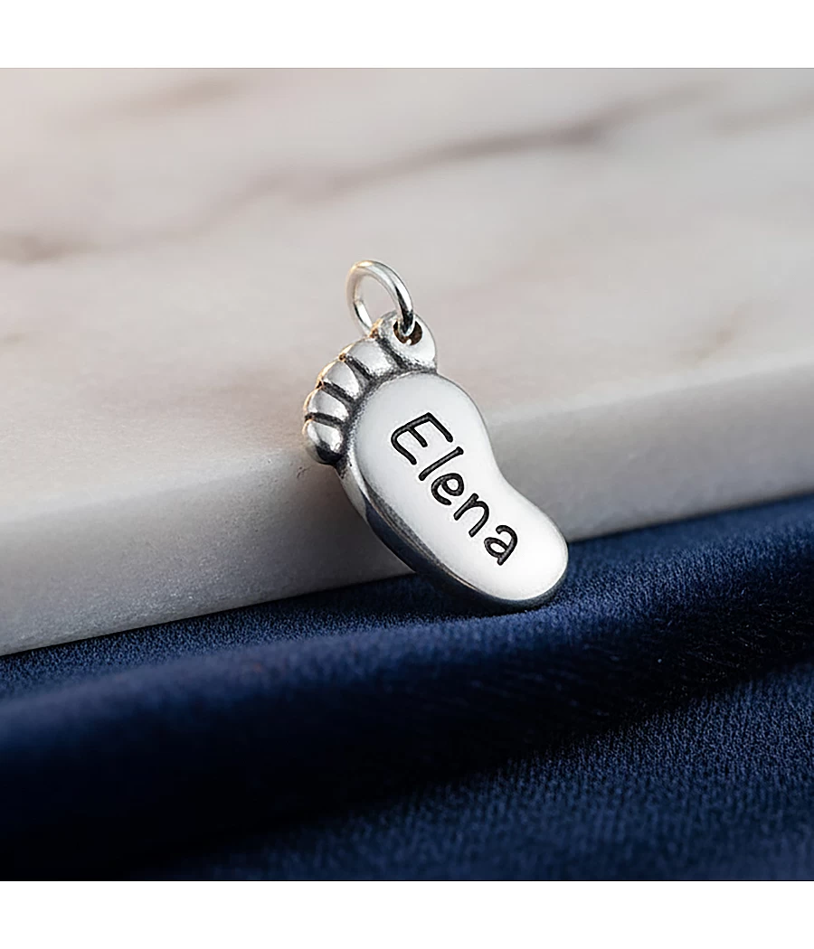 Charm con forma de pie...