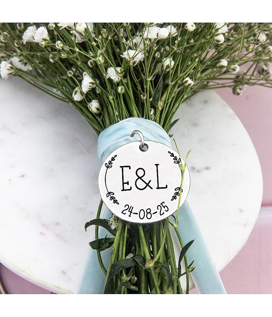 Lazo con medalla personalizada para ramo de boda – Iniciales y fecha